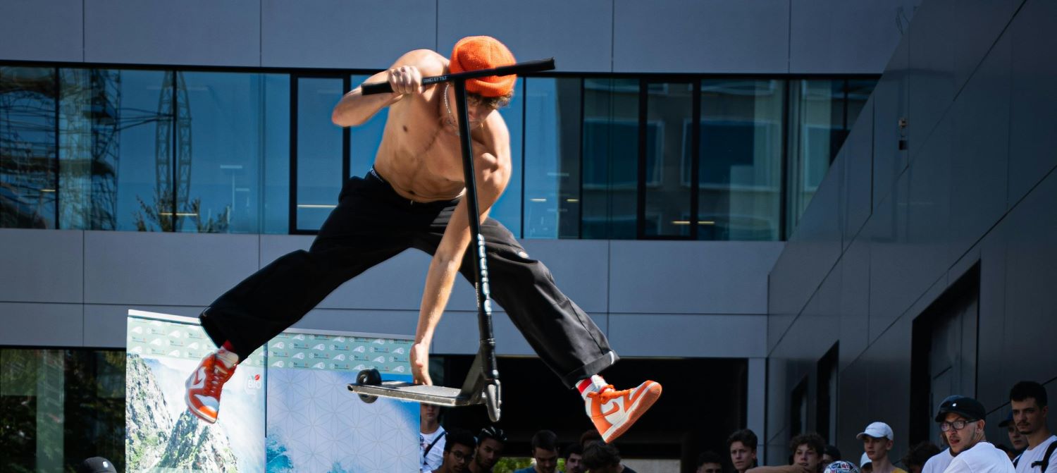 Freestyle koloběžky jsou na triky